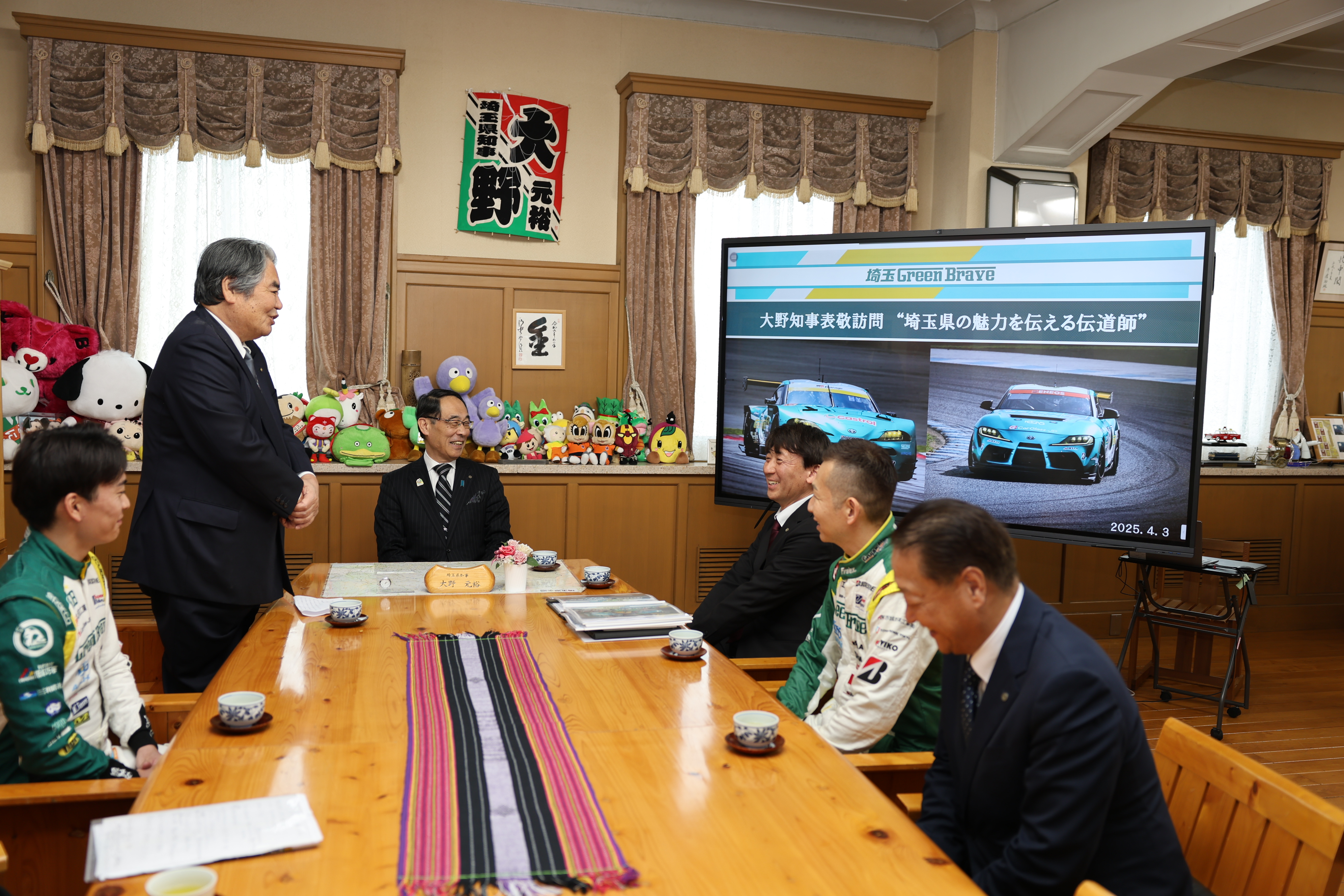 表敬訪問で訪問者と歓談する知事の写真