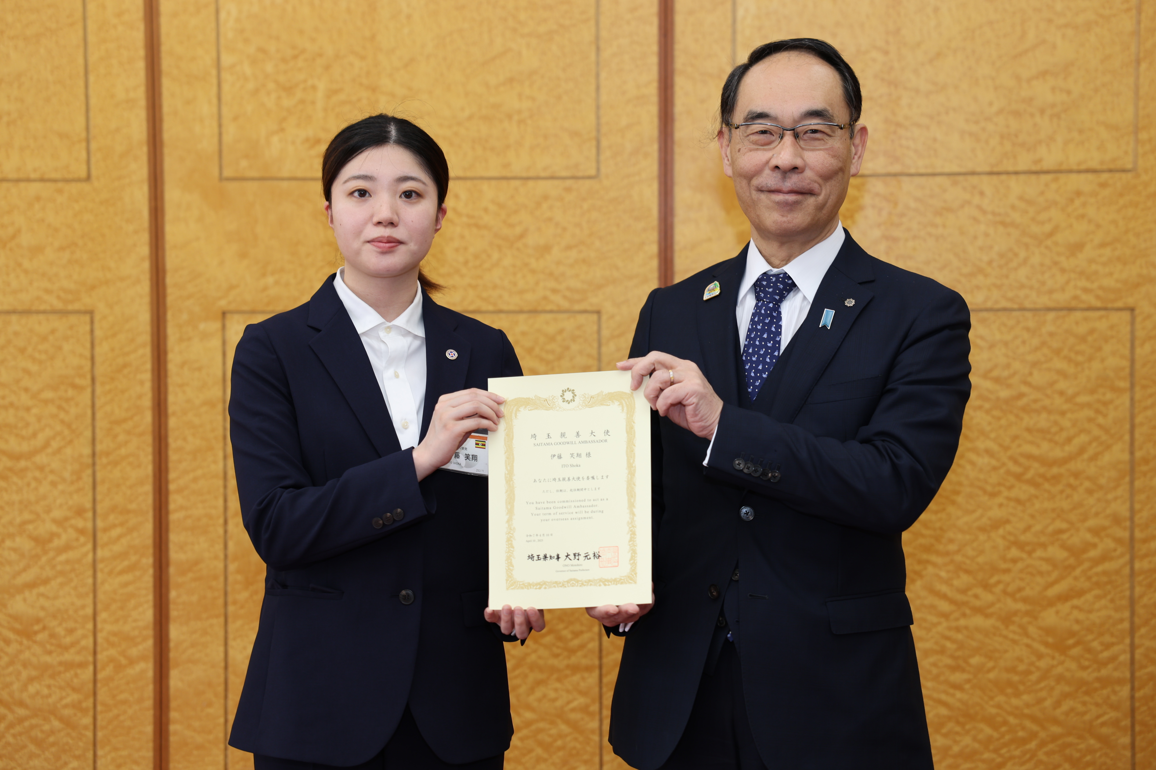 埼玉親善大使委嘱式で大使と記念写真を撮る知事の写真
