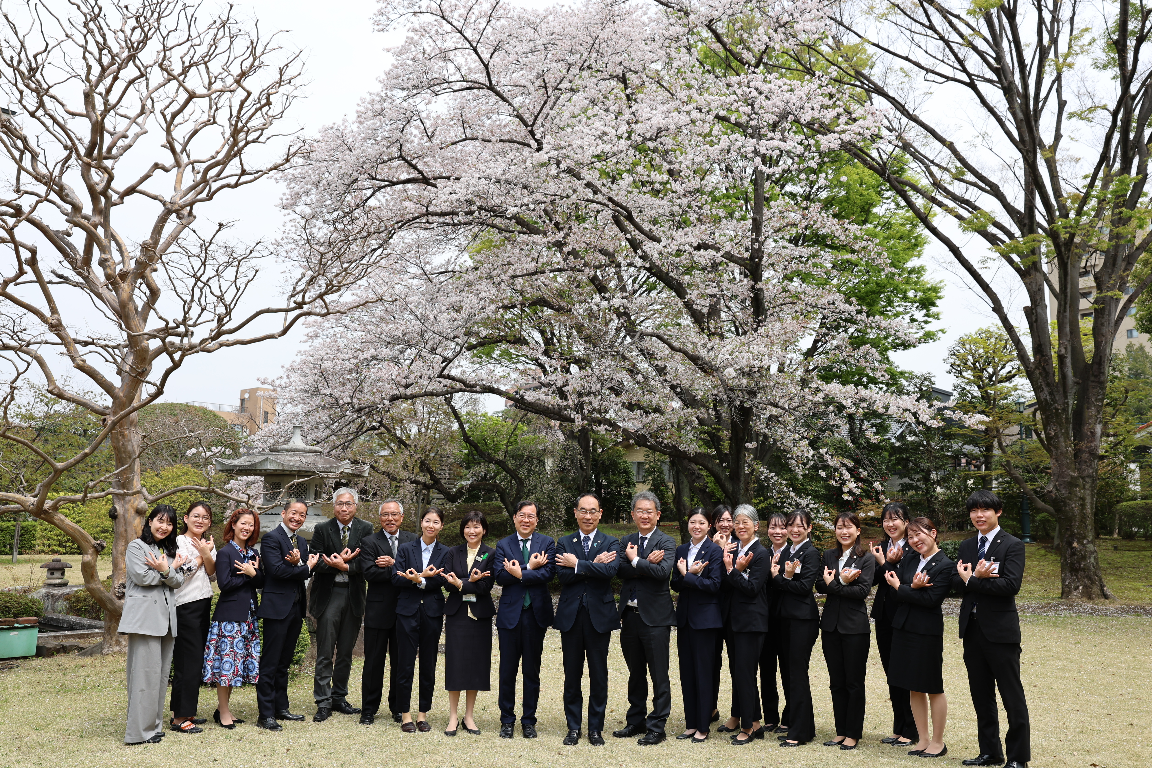 JICA 海外協力隊帰国報告・壮行会で出席者と記念写真を撮る知事の写真