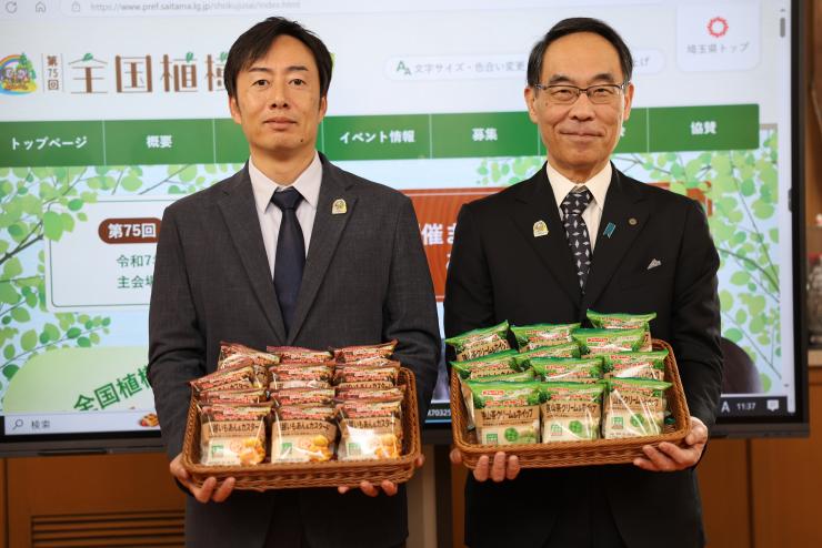 表敬訪問で訪問者と記念写真を撮る知事の写真