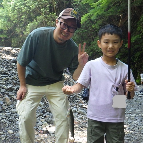 親子で釣りをしている写真