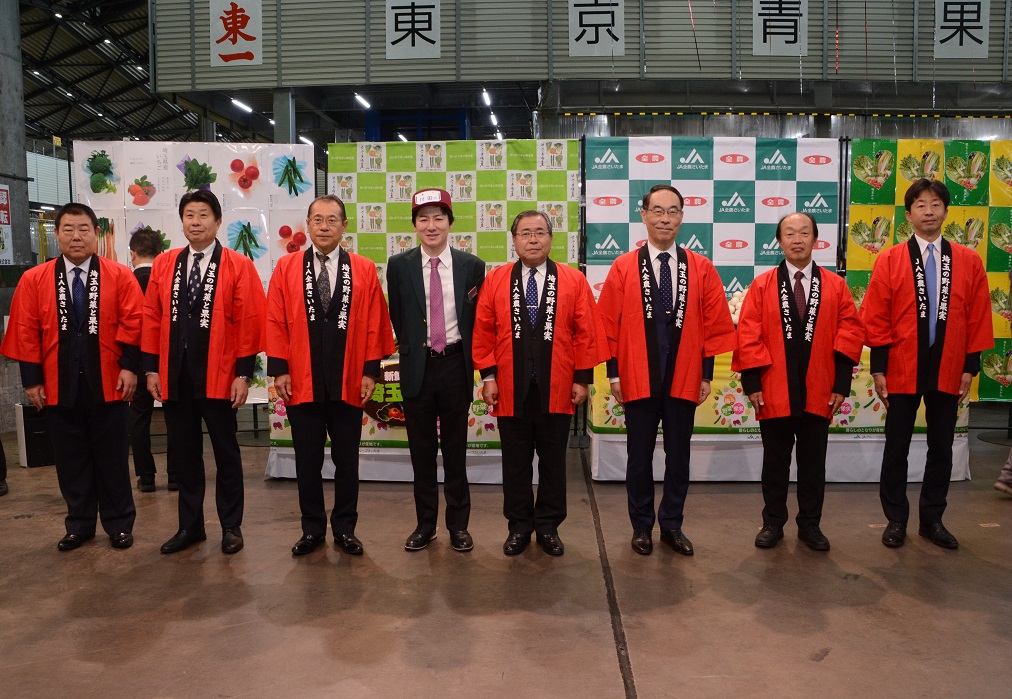 農産物トップセールスで関係者と集合写真を撮る知事の写真