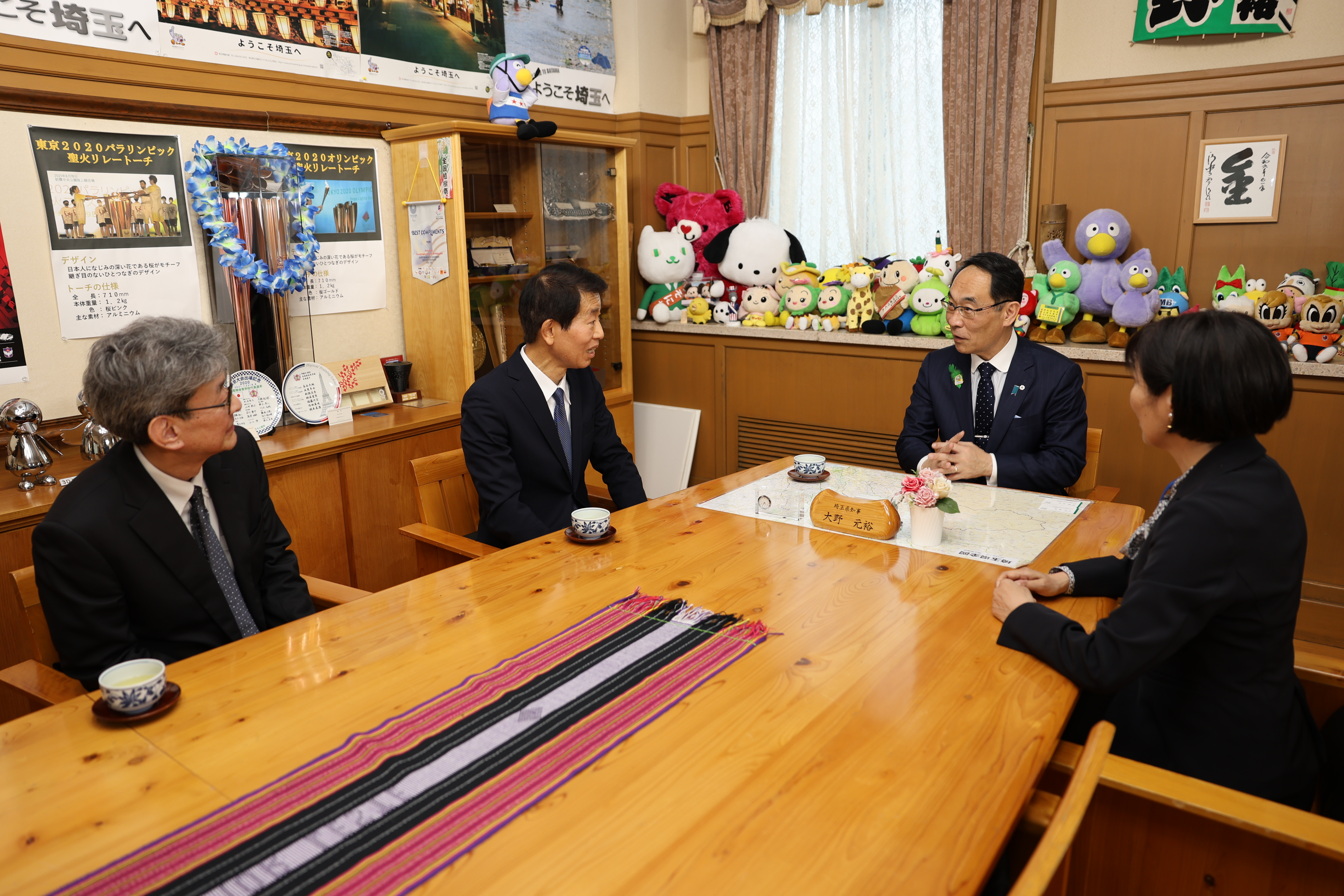 感謝状贈呈式で訪問者と歓談する知事の写真