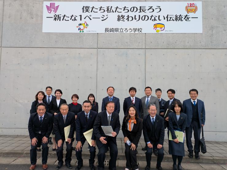 長崎県立ろう学校にて議員とスタッフの集合写真