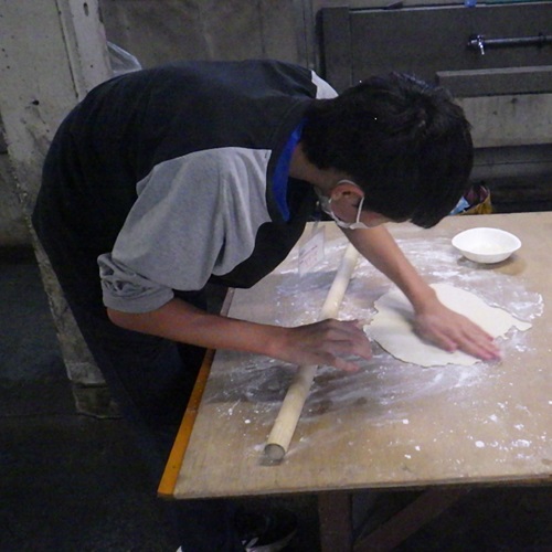 ほうとうを作っている写真