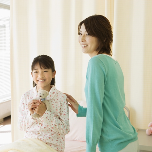 入院しているこどもと保護者の画像