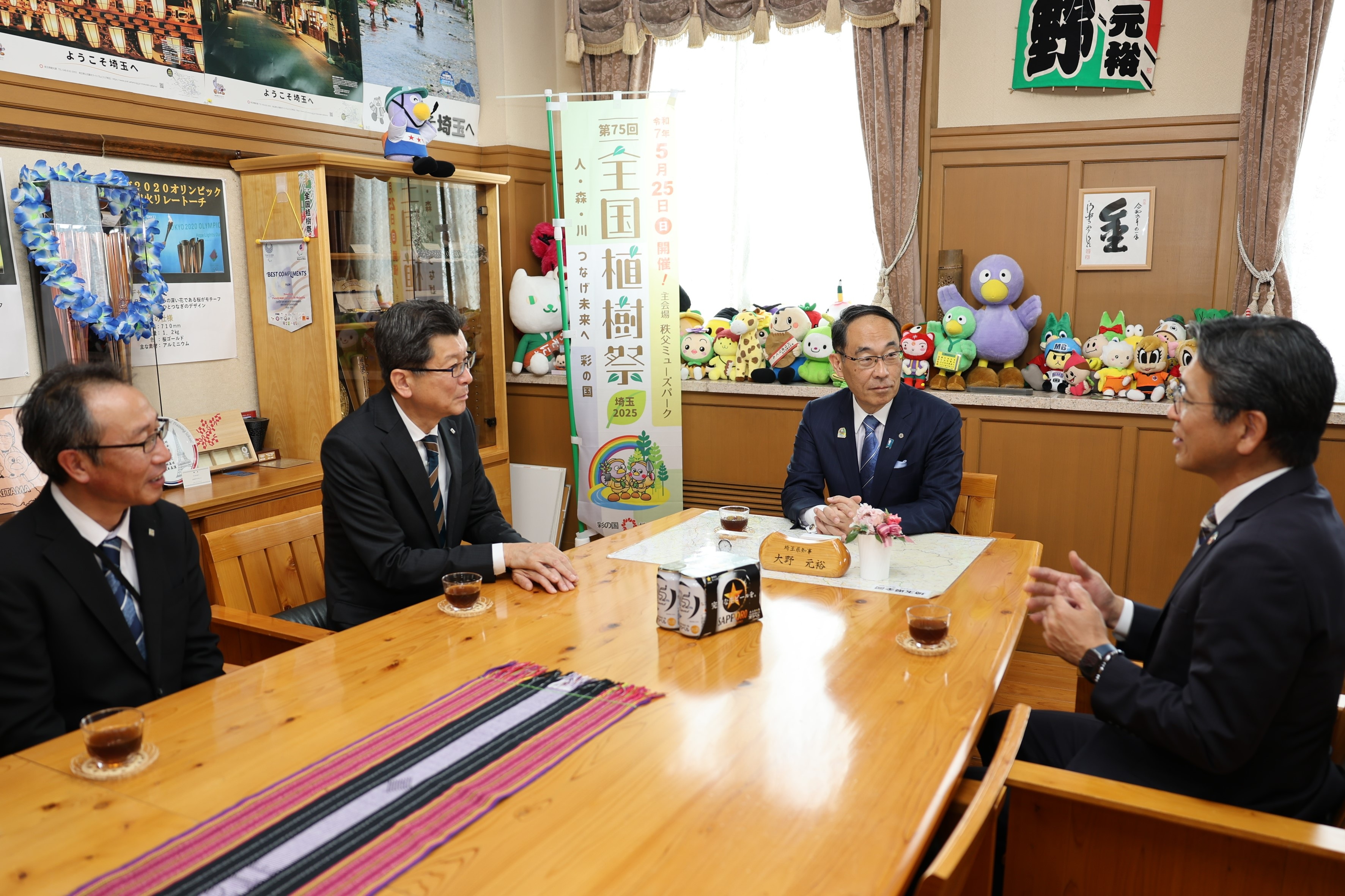 感謝状贈呈式で訪問者（サッポロビール株式会社及び埼玉西武ライオンズ球団）と歓談する知事の写真