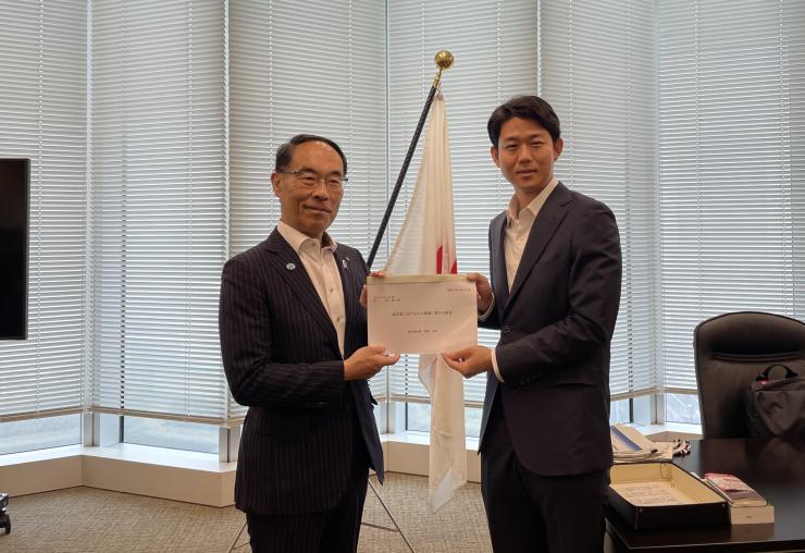 大野知事から岸信千世デジタル大臣政務官への要望書手交時の写真