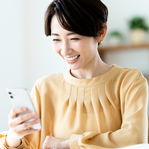 スマホを操作する女性