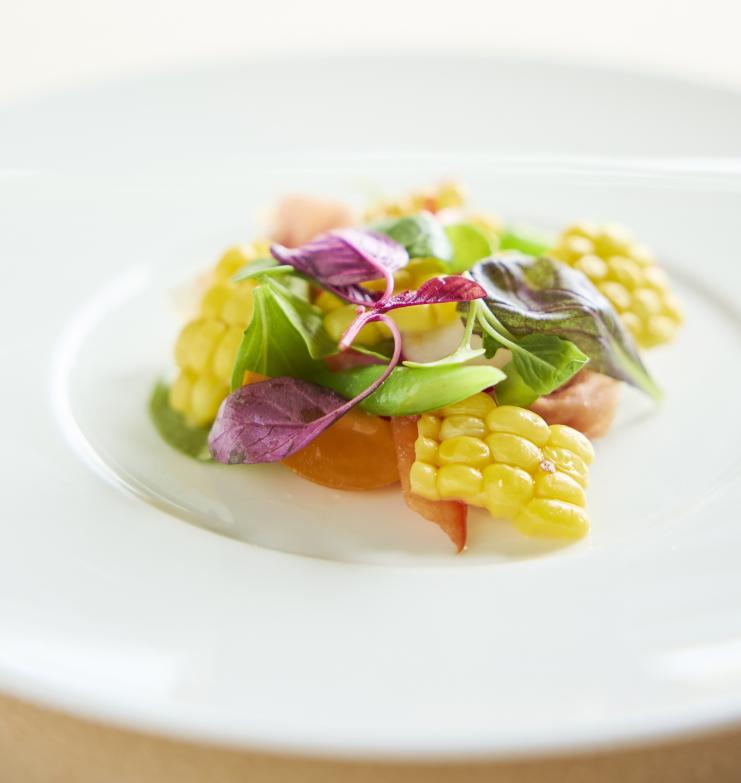 生ハムと県産とうもろこしと旬の野菜のサラダ