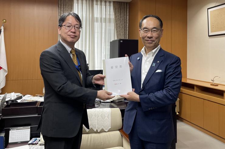 大野知事から矢野文部科学審議官への要望書手交時の写真