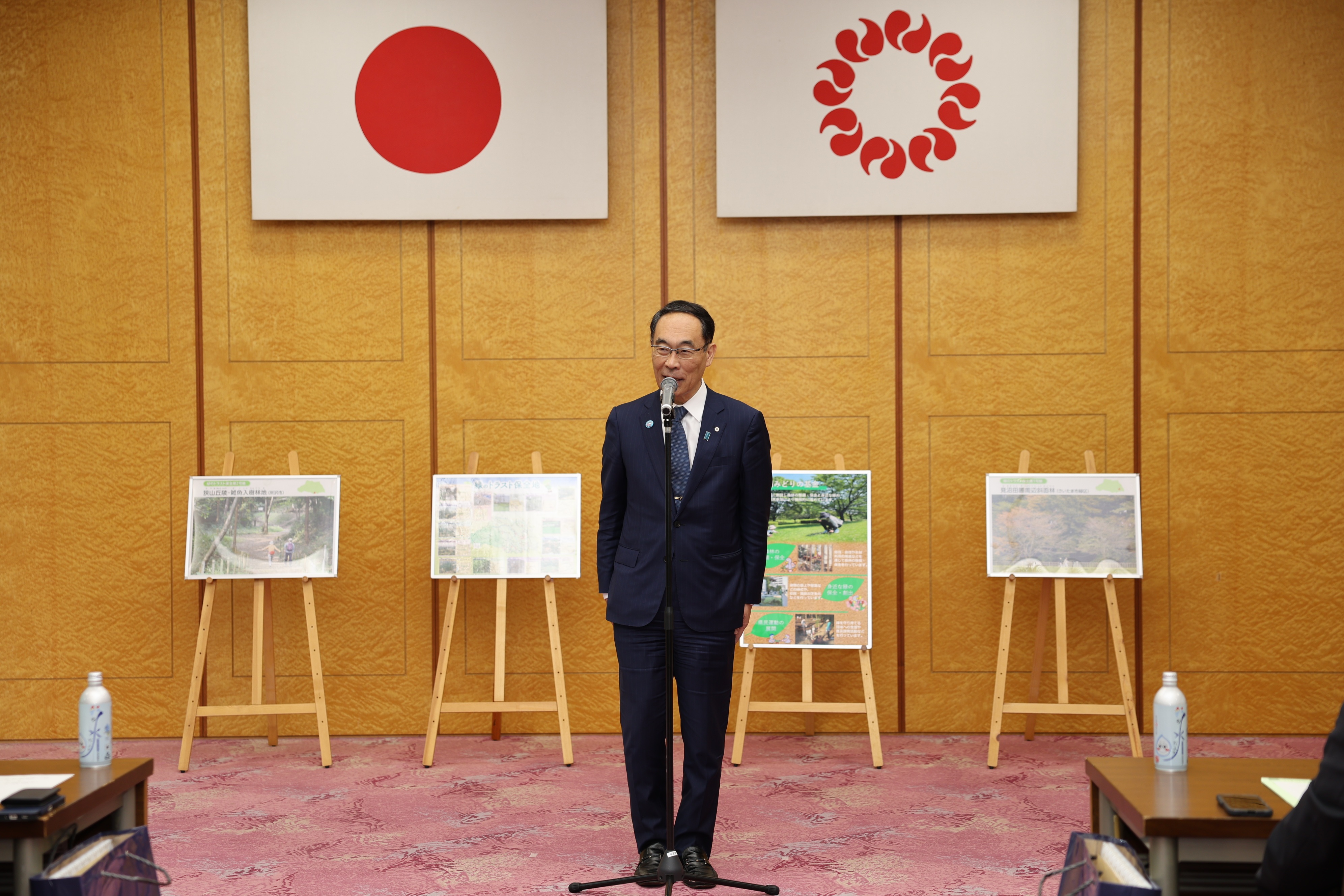 感謝状贈呈式で挨拶をする知事の写真