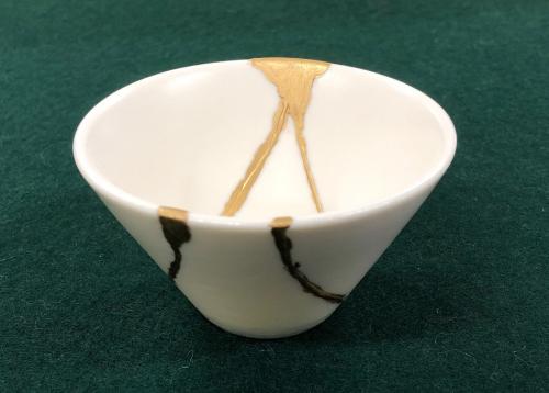 「金継ぎ」をした器の写真