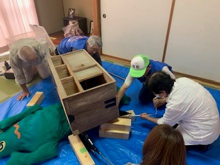 家具が転倒した場合を想定したジャッキ活用訓練の様子