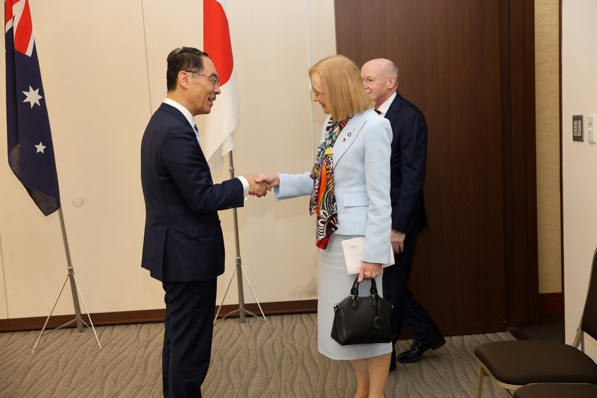 表敬訪問でジャネット・ヤング総督閣下と挨拶をする知事の写真