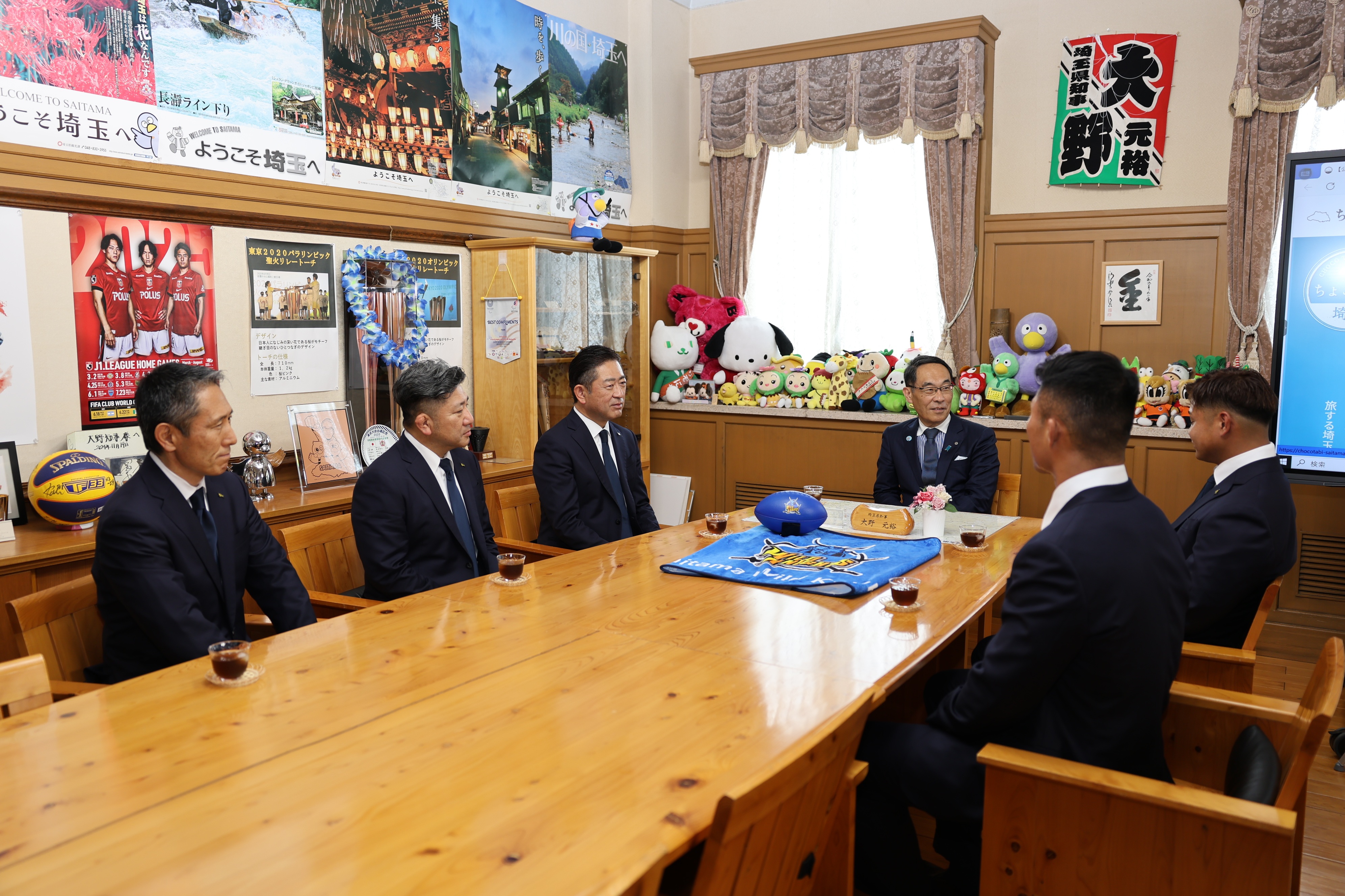 表敬訪問で訪問者と歓談する知事の写真