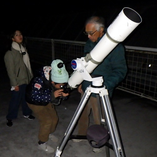 天体観測をしている写真