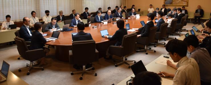 議会運営委員会審査風景の写真