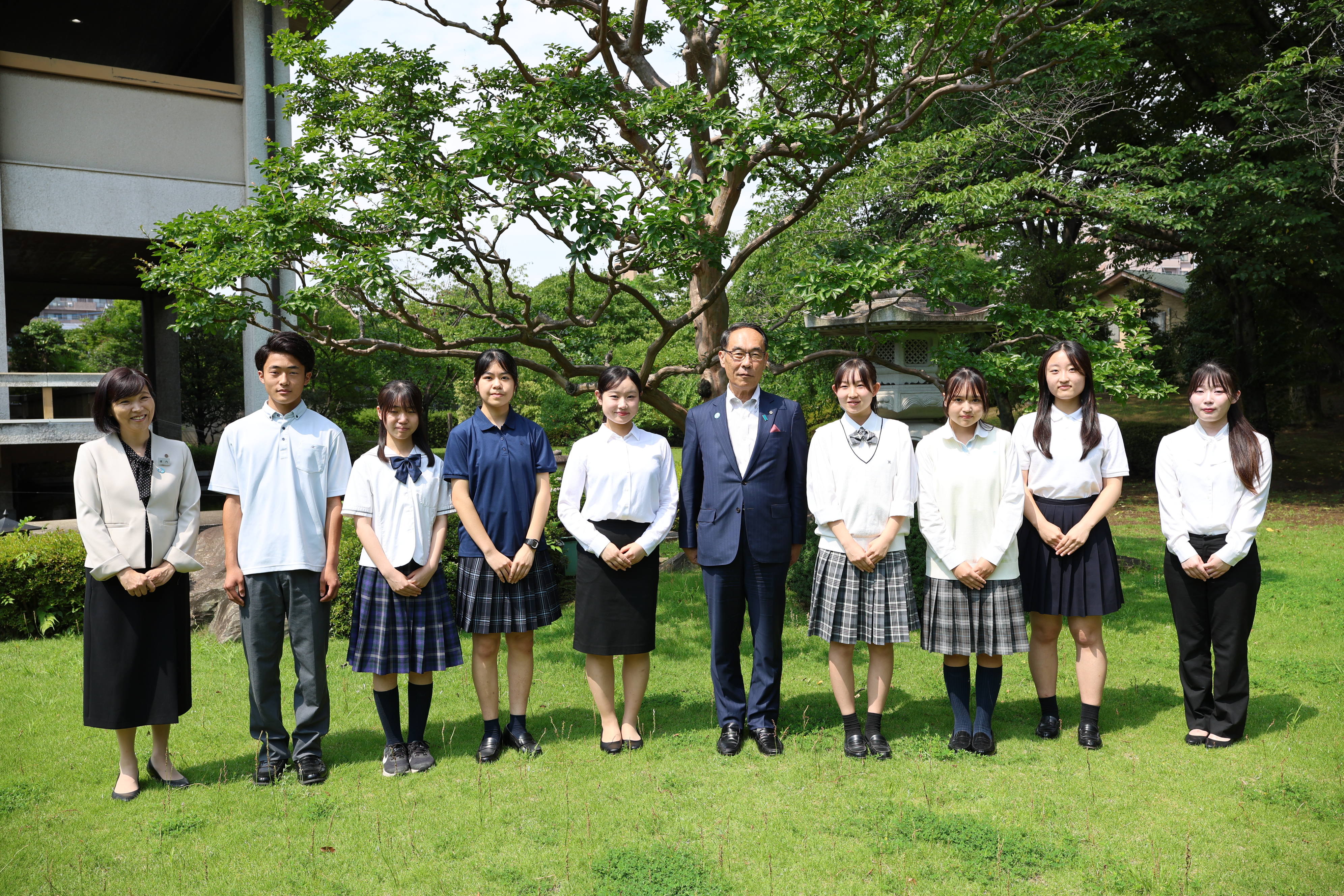 埼玉親善大使委嘱式で派遣奨学生らと記念撮影を撮る知事の写真