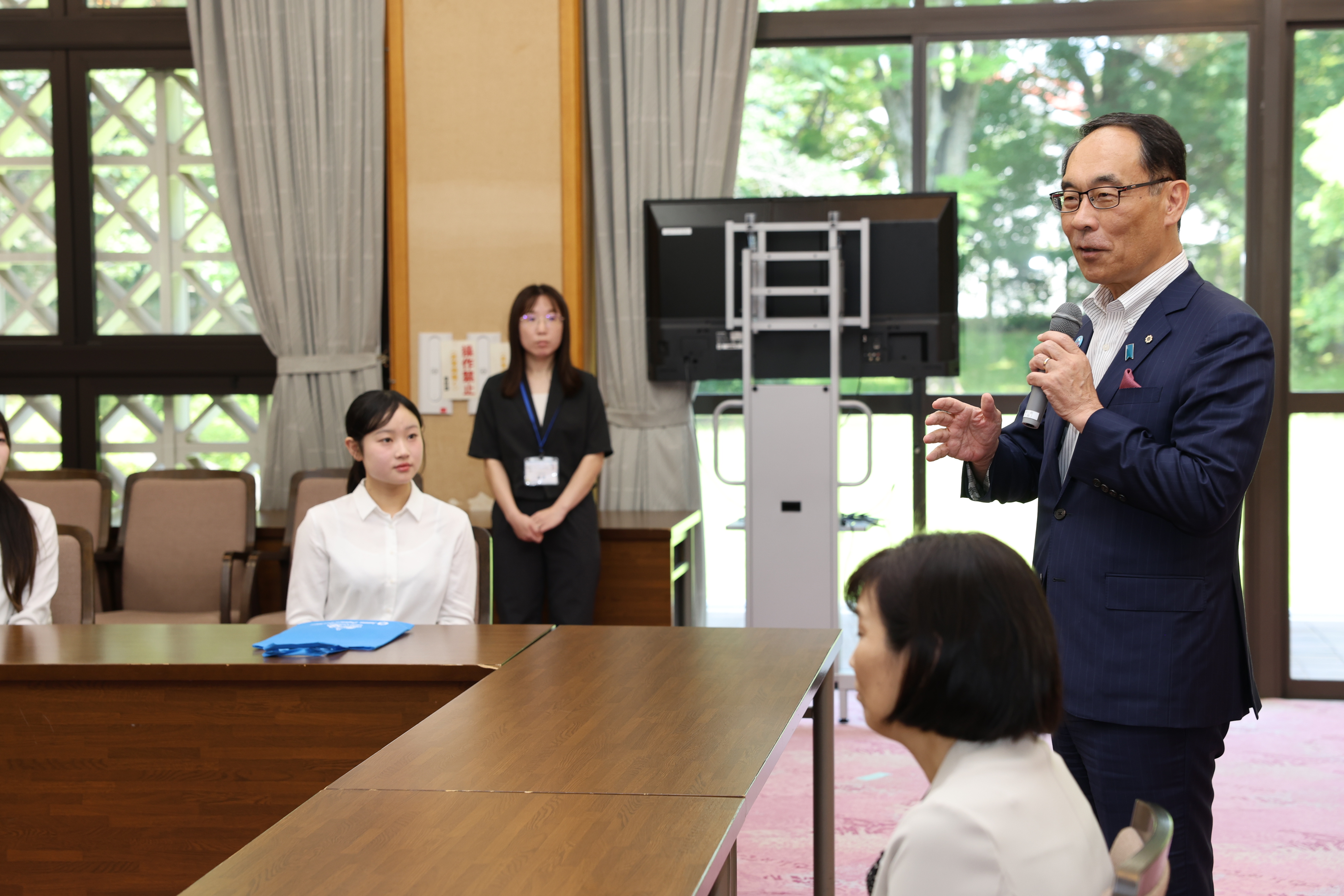 埼玉親善大使委嘱式で派遣奨学生らに挨拶をする知事の写真