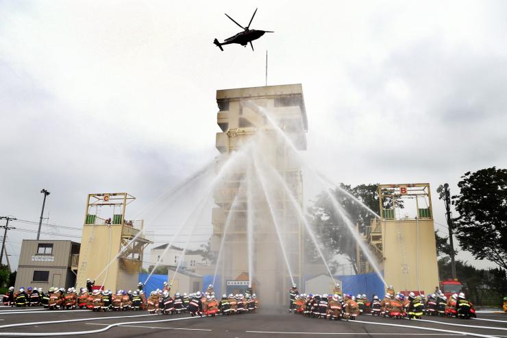 防災ヘリコプターと放水訓練のコラボレーション