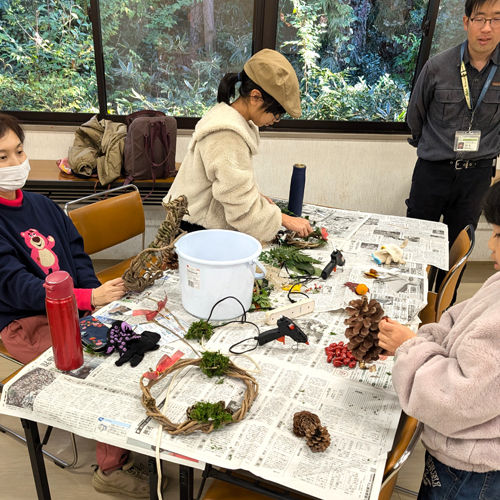 クリスマスリースを作る様子の写真