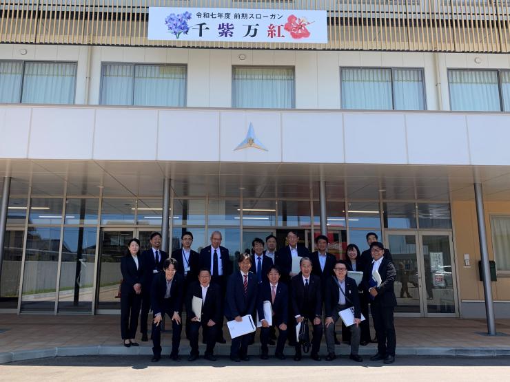 加賀市立東和中学校にて議員とスタッフの集合写真