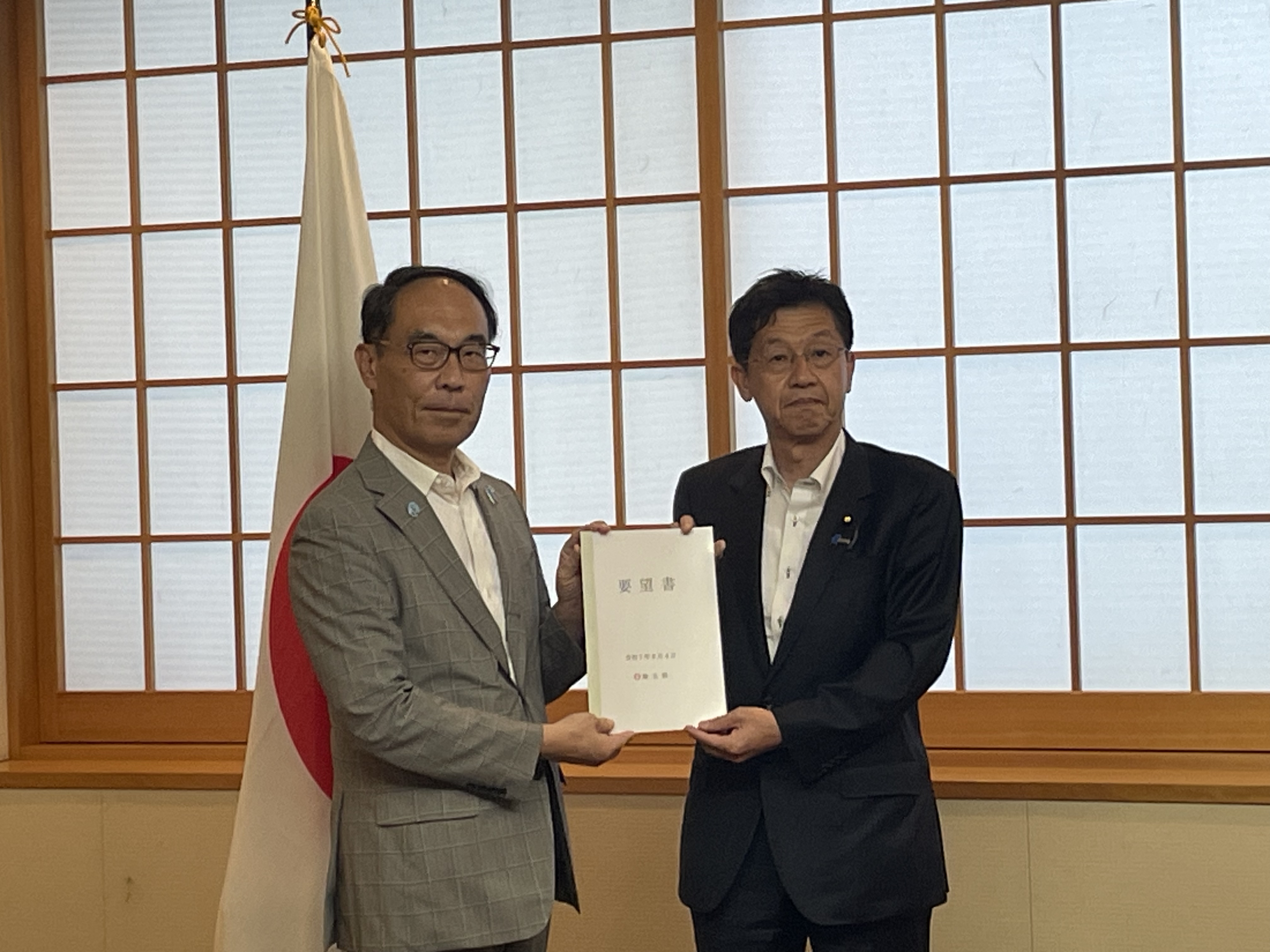 松本尚外務大臣政務官と記念写真を撮る知事の写真