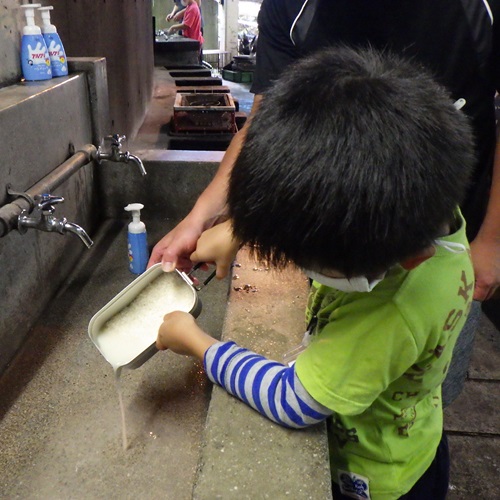 ご飯を炊いている写真