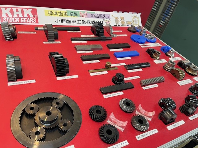 小原歯車工業の歯車の見本が並べられている