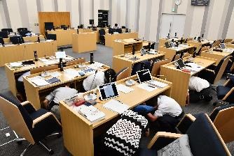 岡地議員