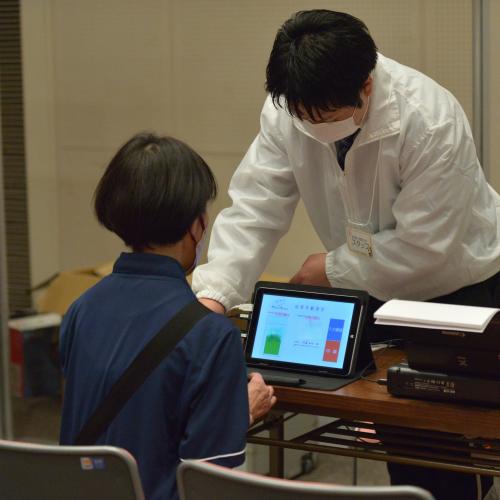 血管年齢測定の様子（(公社)埼玉県介護老人保健施設協会より提供）