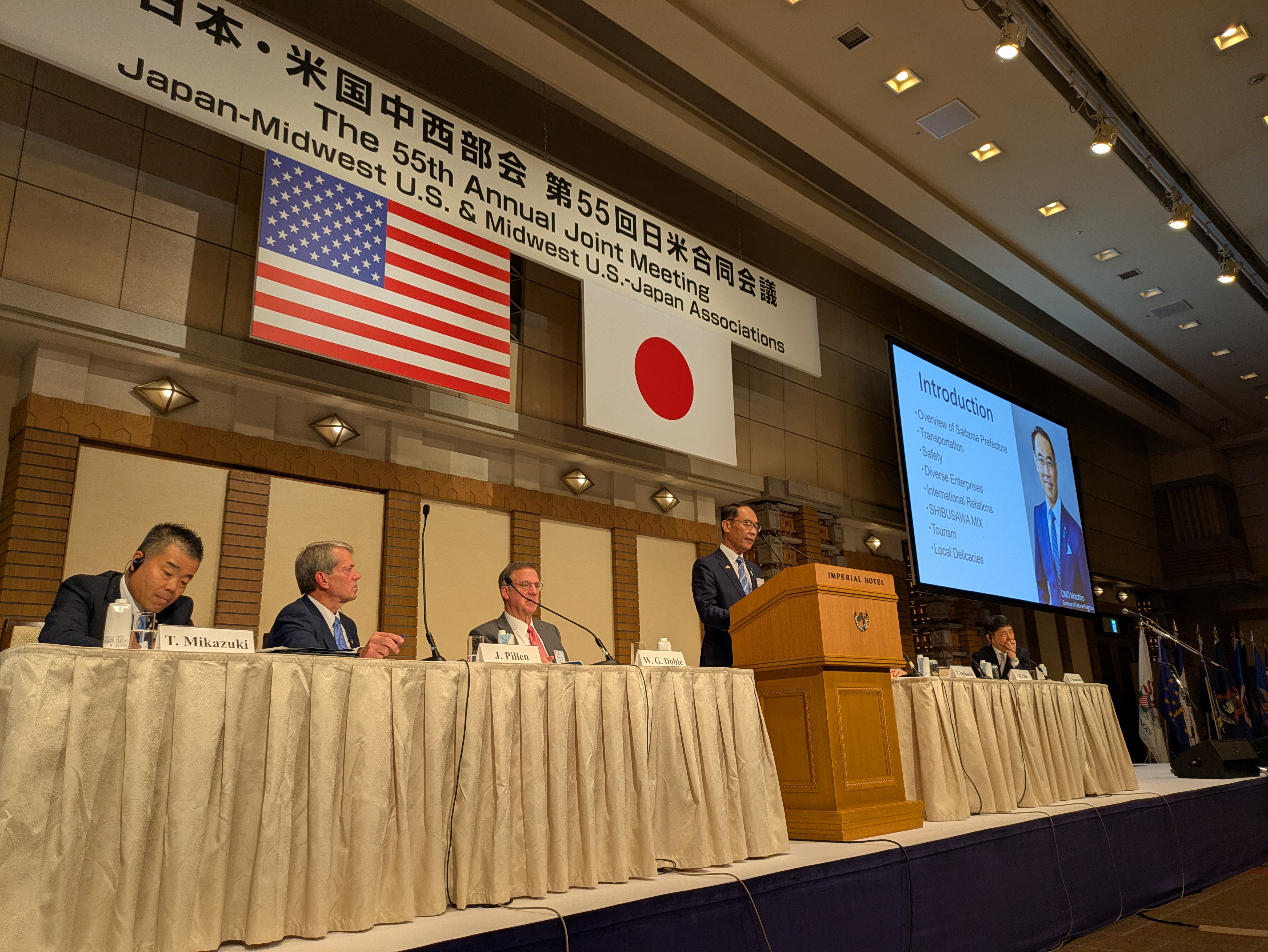 第55回日本・米国中西部合同会議で出席者を前にプレゼンテーションを行う知事の写真