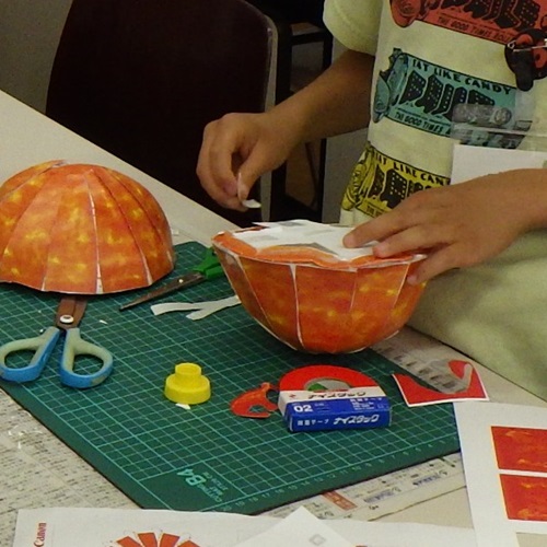 天体クラフトを作っている写真