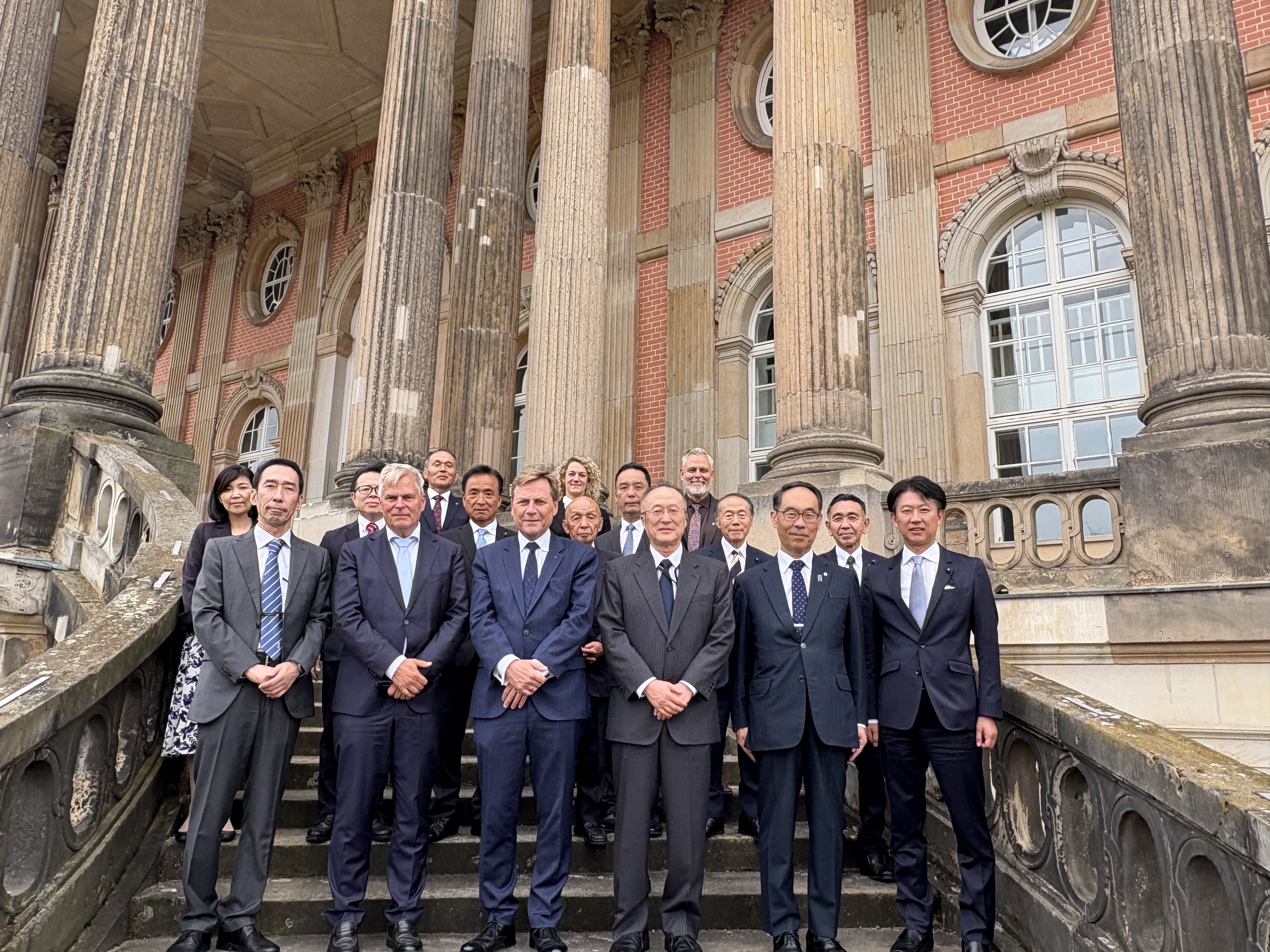 ドイツ訪問で関係者と記念写真を撮る知事の写真