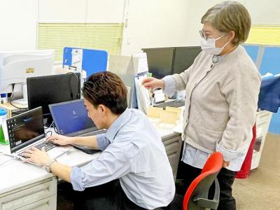 仕事をしている様子