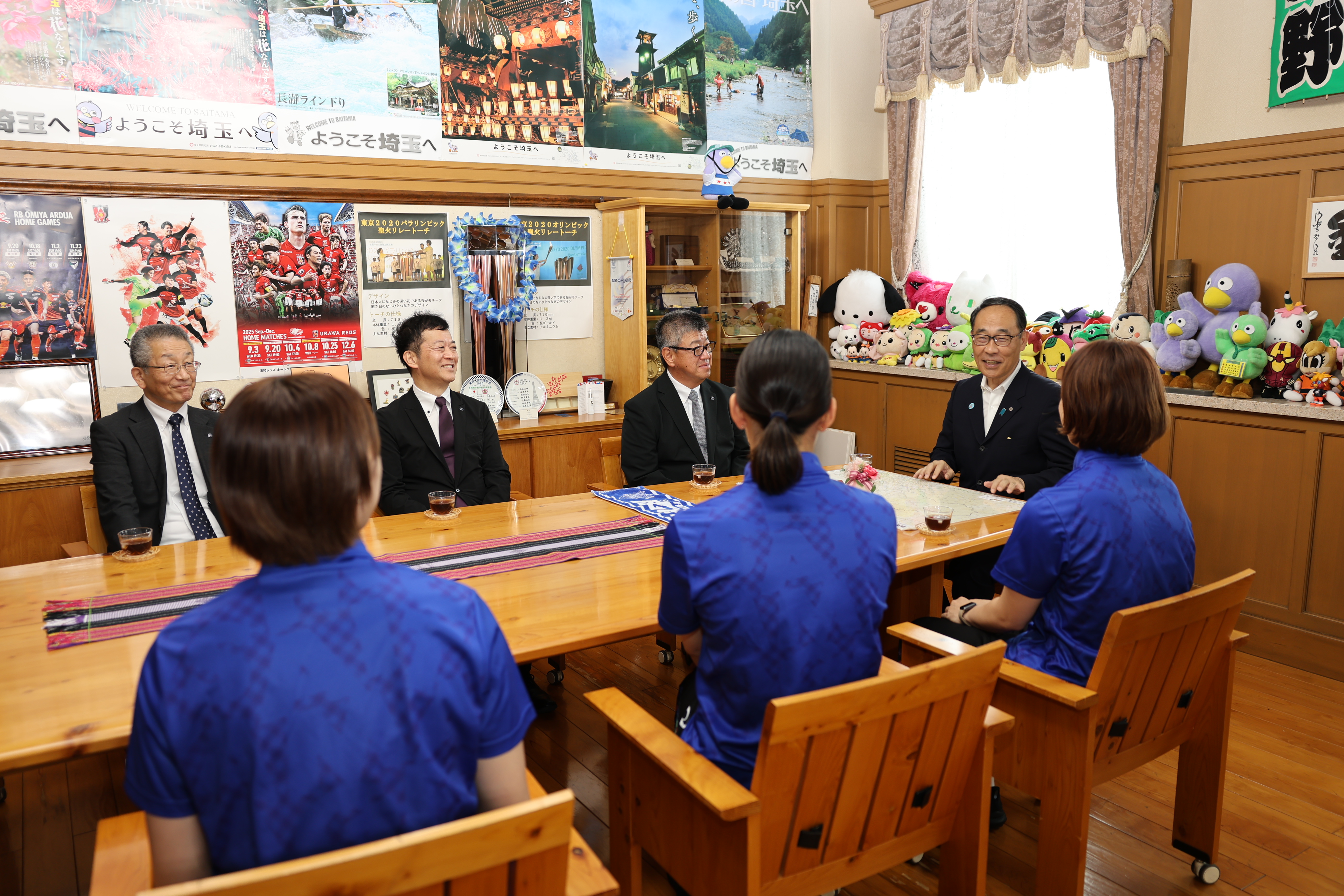 表敬訪問で訪問者と歓談する知事の写真
