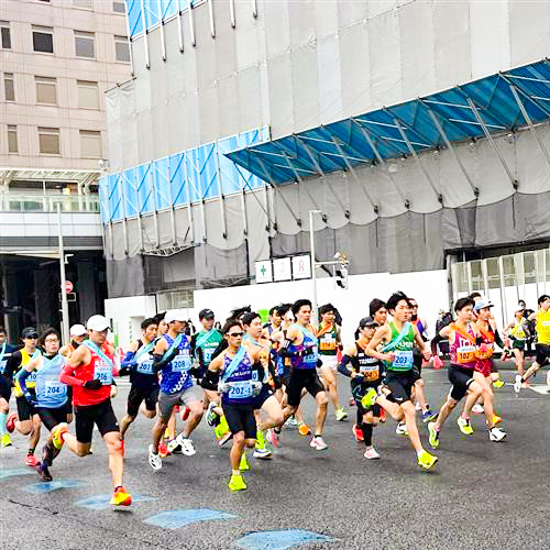第92回埼玉県駅伝競走大会で、走っている選手の写真