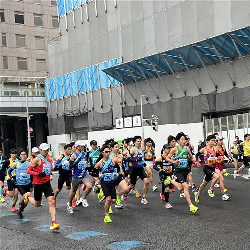 第92回埼玉県駅伝競走大会で、走っている選手の写真