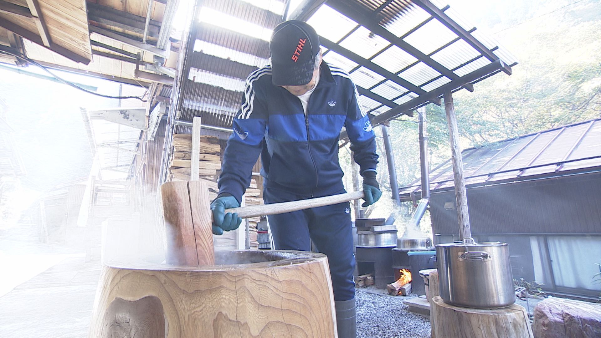 男性がつきこんにゃくを杵と臼で作る様子