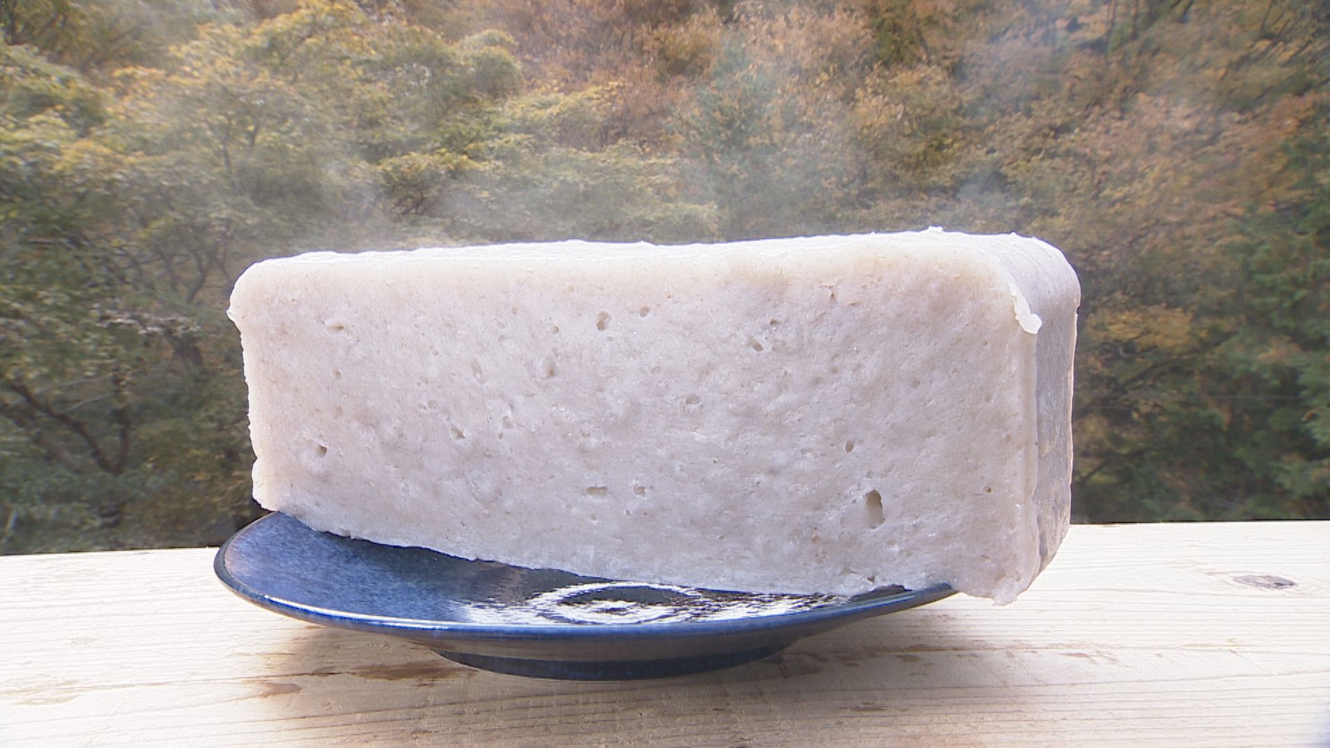 出来立てのつきこんにゃくがお皿にのっている様子