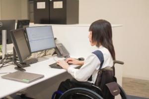 仕事をしている様子