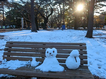 ベンチに座る雪だるま