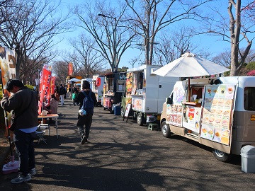並んだキッチンカー