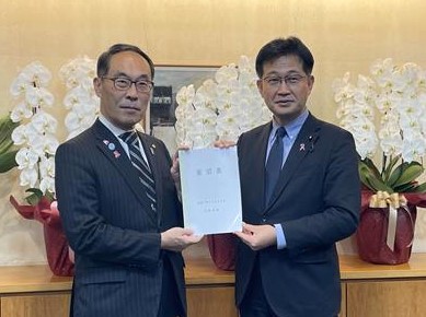 大野知事から仁木厚生労働副大臣への要望書手交時の写真