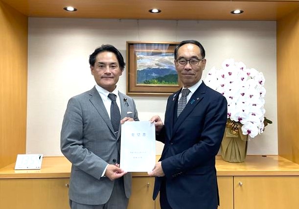大野知事から岩田内閣府副大臣への要望書手交時の写真
