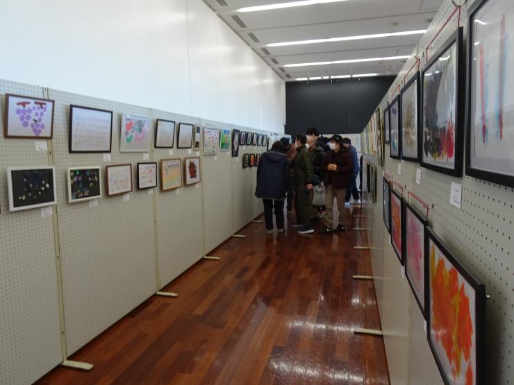 R6障害者絵画展の様子2