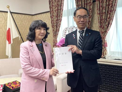 大野知事から片山財務大臣への要望書手交時の写真