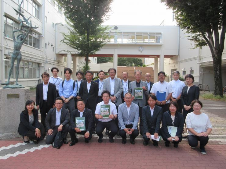 東京都立田柄高等学校にて議員とスタッフの集合写真