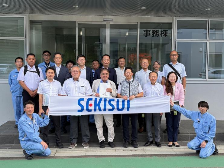 積水メディカル株式会社岩手工場にて議員とスタッフの集合写真